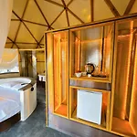 Hotel In Out *