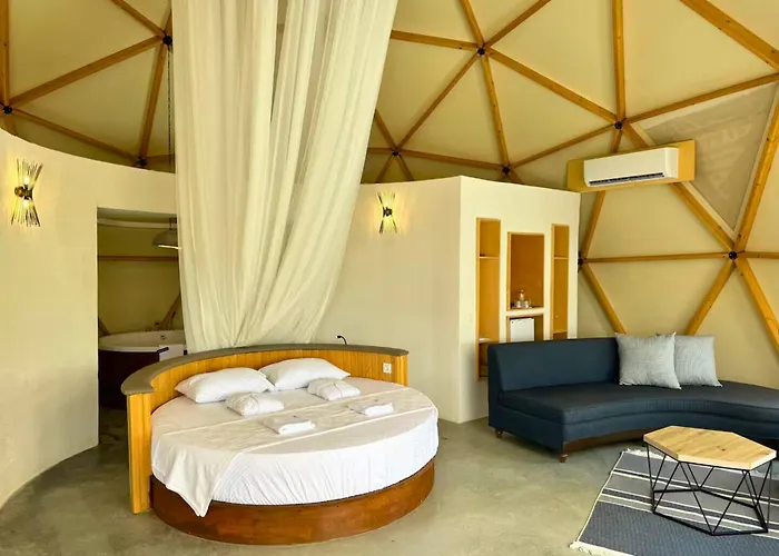 מלון In Out אנטליה